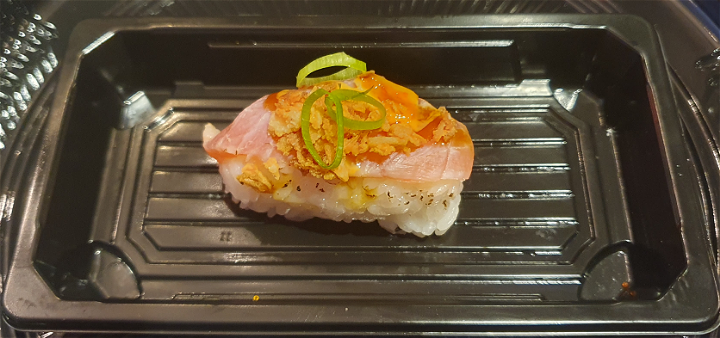 Geflambeerde tonijn nigiri