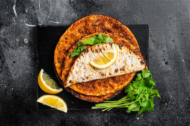 Turkse pizza met salade en saus 