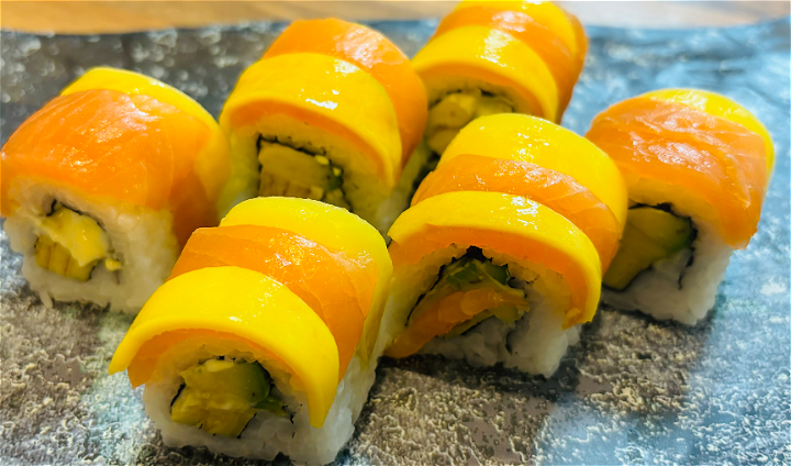 zalm mango sushi roll 4 stuks 