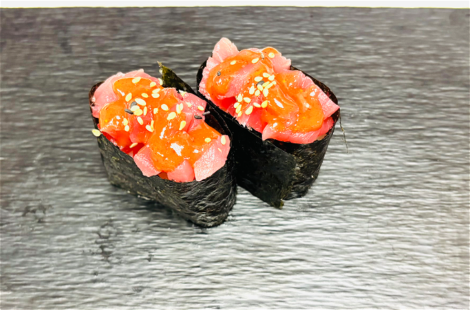 Spicy tonijn gunkan 2 stuks