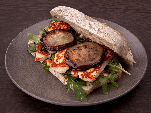 CIABATTA MET GEGRILDE HALLOUMI-KAAS