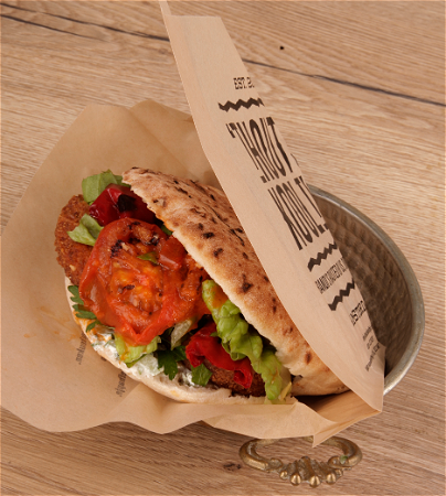 PITA FALAFEL MET PITTIGE TOMATEN-PAPRIKA 