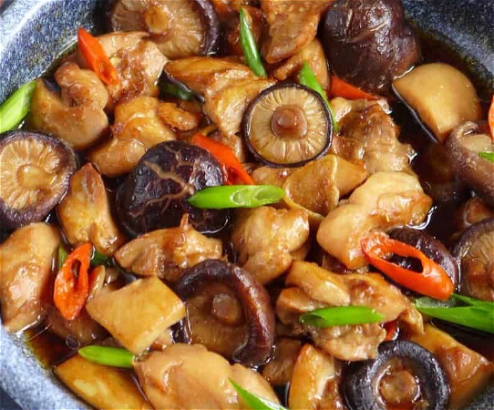 Gefileerde kip met Chinese champignons ä¸œå�¤é¸¡