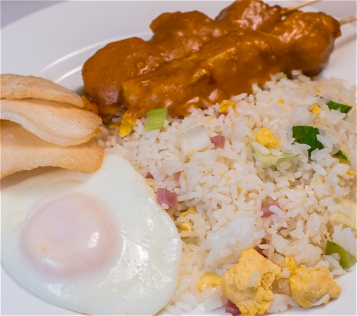 Nasi Goreng met 3st. Sate 地反