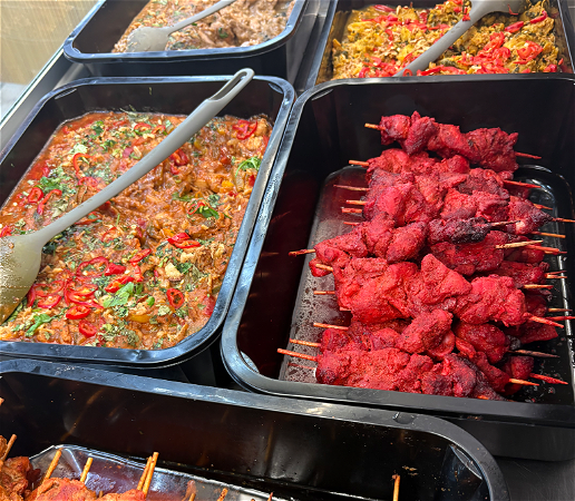 Pakistaans try out menu