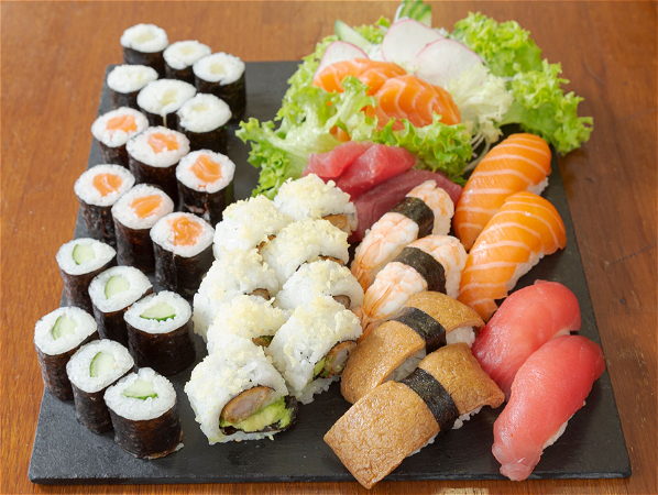 Mix sushi sashimi box 1