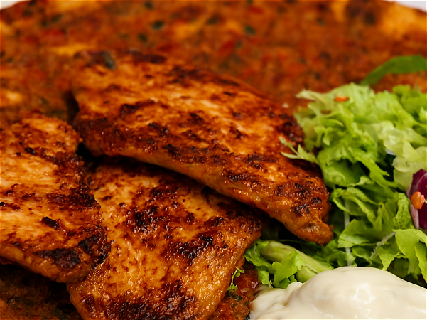 Turkse Pizza Kipfilet van de Grill