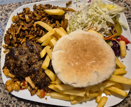 (70) Shoarma, kip en köfte schotel