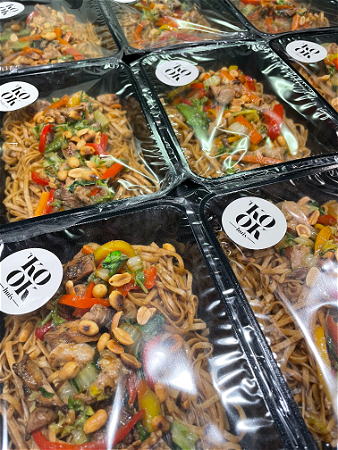 Noedels met kip in ketjapsaus 