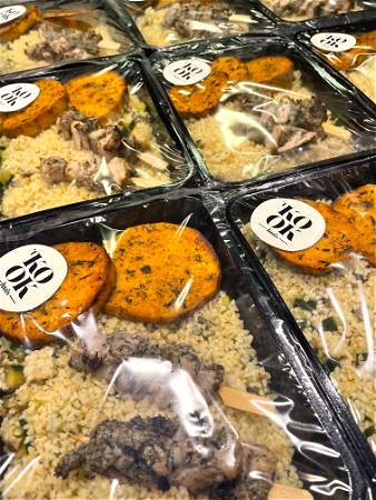 Bulgur, geroosterde zoete aardappel en Griekse kipspiesjes