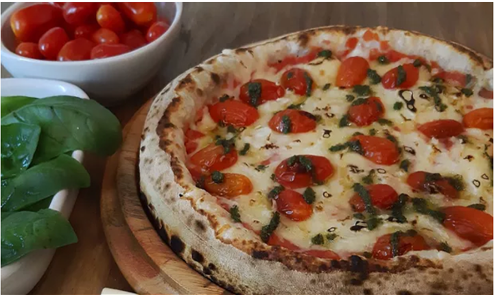 Pizza caprese met pesto 