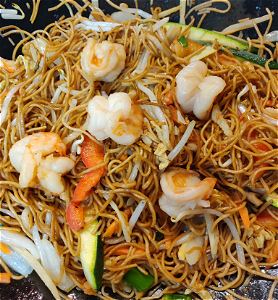 Stirfried noodles shrimps