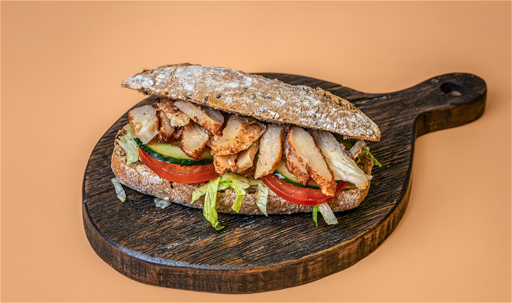 Broodje gegrilde kip ( halal ) sweet chili