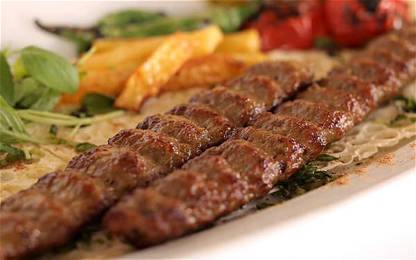 Kubideh kebab met frites en salade