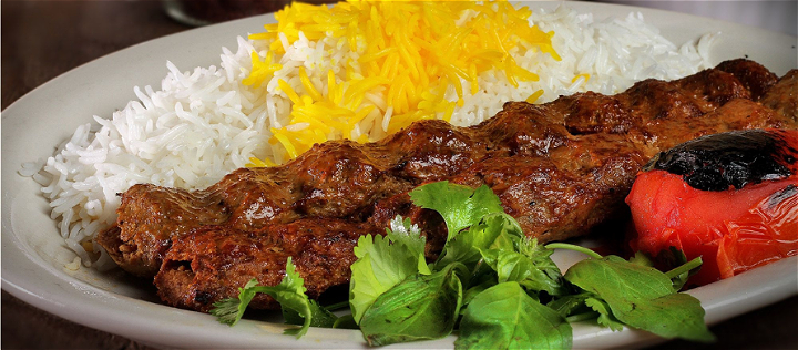 Kubideh kebab met rijst en salade