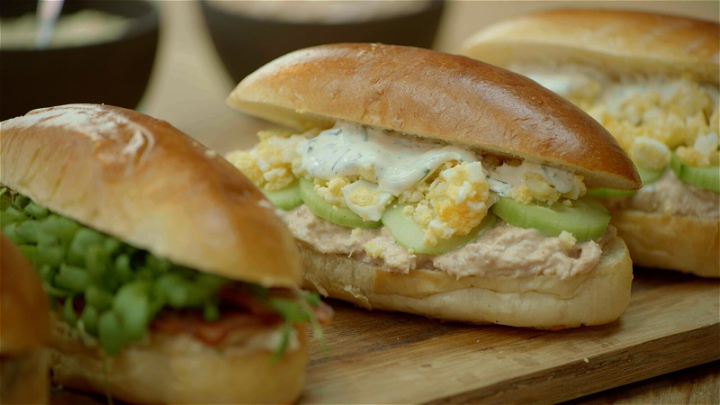 Sandwich eieren met sla en saus