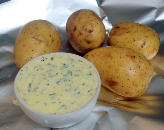 Gepofte aardappel met kruidenboter