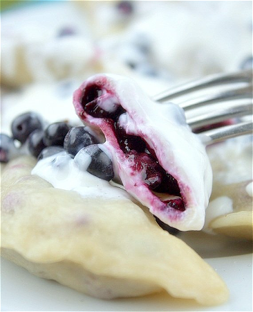Pierogi z jagodami 10 polane śmietanką i jagodami