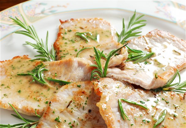 Filet drobiowy smażony na maśle rozmarynowym z młodymi ziemniakami 