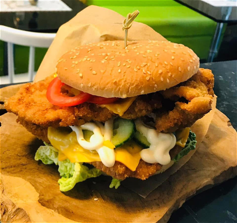 Burger Drwala ze schabem i serem panierowanym
