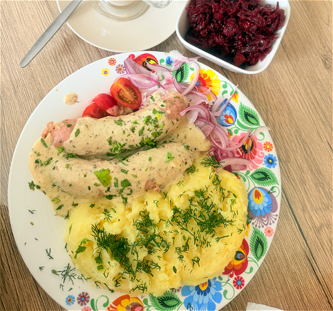 Kiełbasy białe w sosie chrzanowym z ziemniakami 