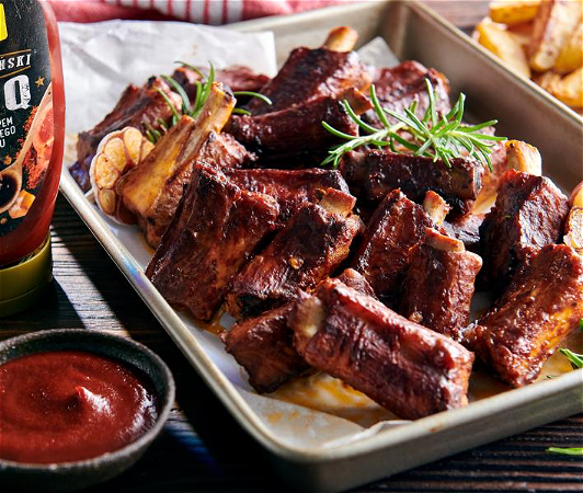 Żeberka BBQ z dodatkami i surówką 