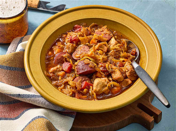 Bigos z świeżo pieczoną bułką