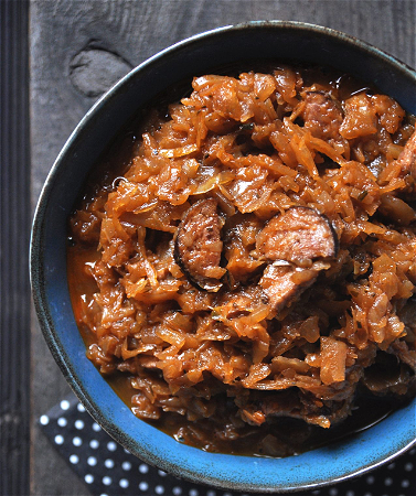 Bigos, kiełbasa grillowana i opiekane ziemniaczki 