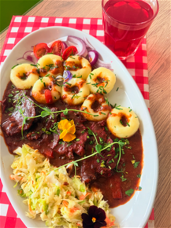 Gulasz z karczku wołowego z dodatkami 