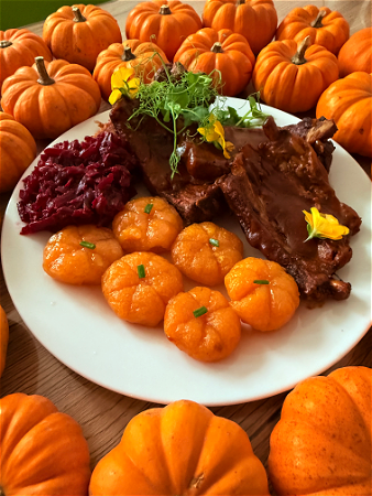 Żeberka BBQ z kluskami dyniowymi 