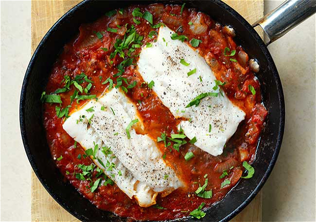 Mintaj w sosie pomidorowym 