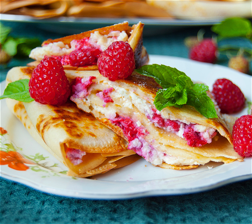 Naleśnik z serem i malinami liofilizowanymi