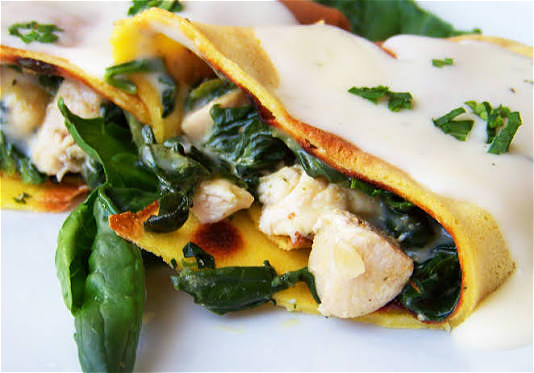 Naleśnik z kurczakiem, szpinakiem, pomidorkami , serem i sosem koperkowym 