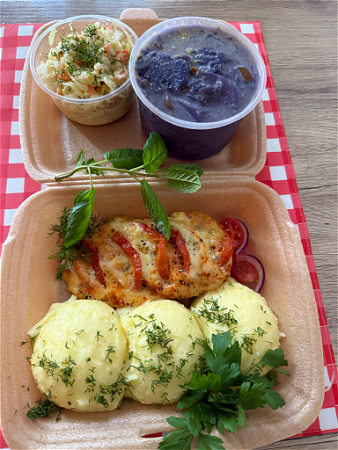 Filet z kurczaka Caprese, z pomidorami, mozarella, szpinakiem