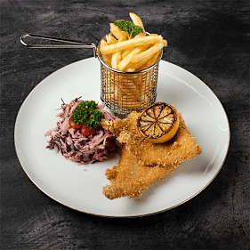 Dorsz w chrupiącej panierce z ziemniakami i surówką