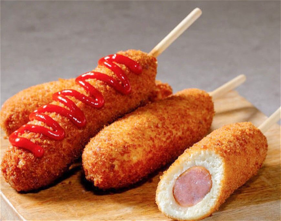 Korean Corndog with Vis Sausage, mayonnaise and sweet chilli sauce 