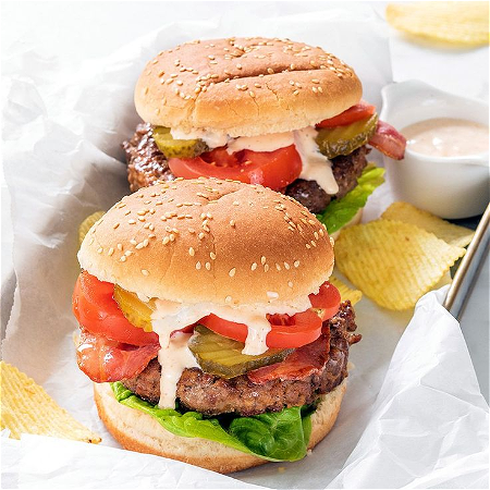 Broodje hamburger met patat