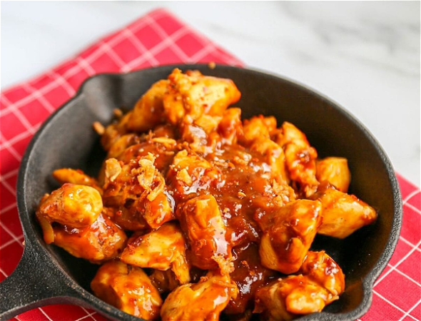 Familie diner kip pikante saus