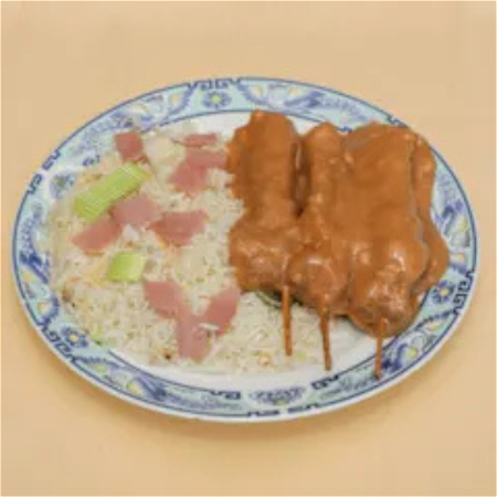Nasi goreng met 3 stokjes saté