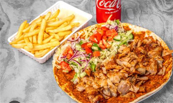 Turkse Pizza Kipdöner met patat en drinken