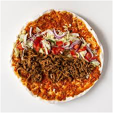 Turks pizza lamsshoarma met patat en drinken