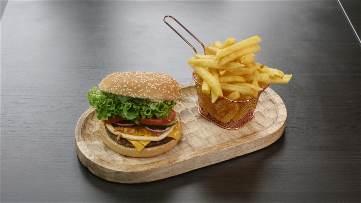 Nova burger XL met patat en drinken