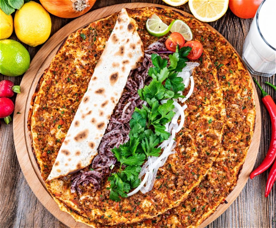 Turkse pizza lamsreepjes shoarma