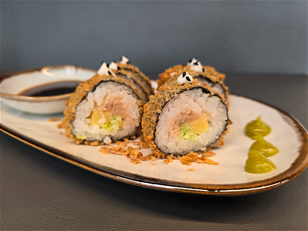 Gefrituurde sushi rol Zalm