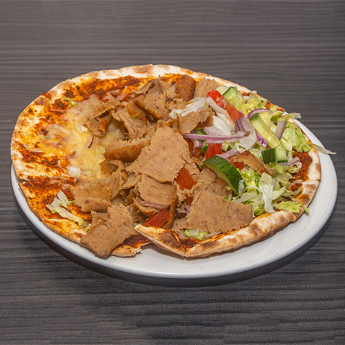 Turkse pizza met vlees en kaas