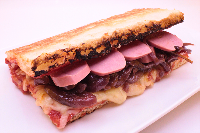 Pizza Sandwich Wurstel e cipolla 