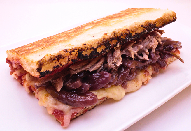 Pizza Sandwich Tonno e cipolla 