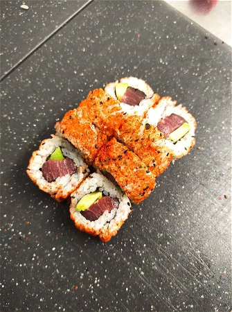 Spicy Maguro Uramaki (8 stuks)