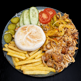 Kipdöner en döner kebab speciaal schotel