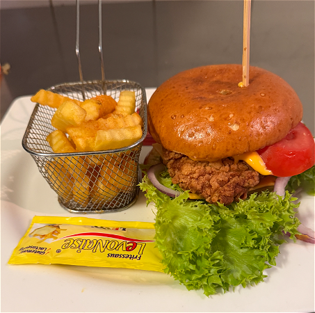 BBQ Crispy Chicken burger met patat